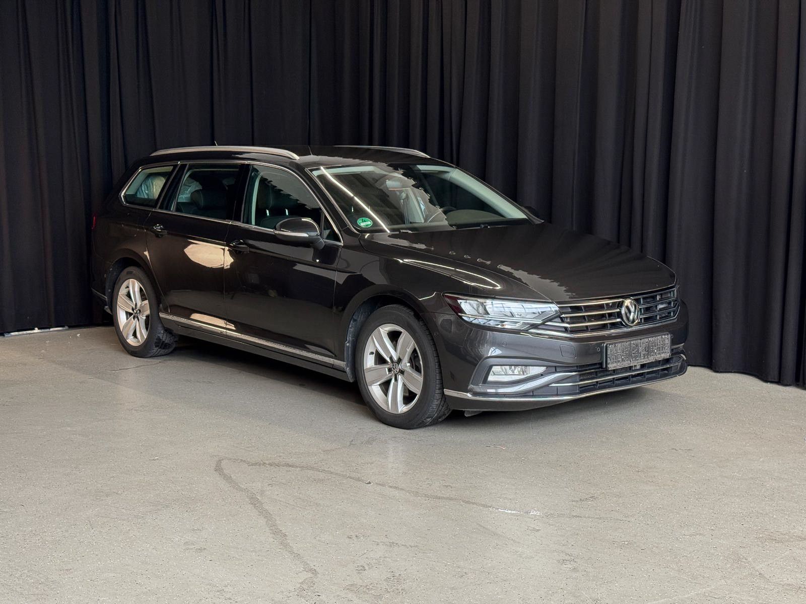 Volkswagen Passat Elegance AHK / Alcantara / Kam. uvm.