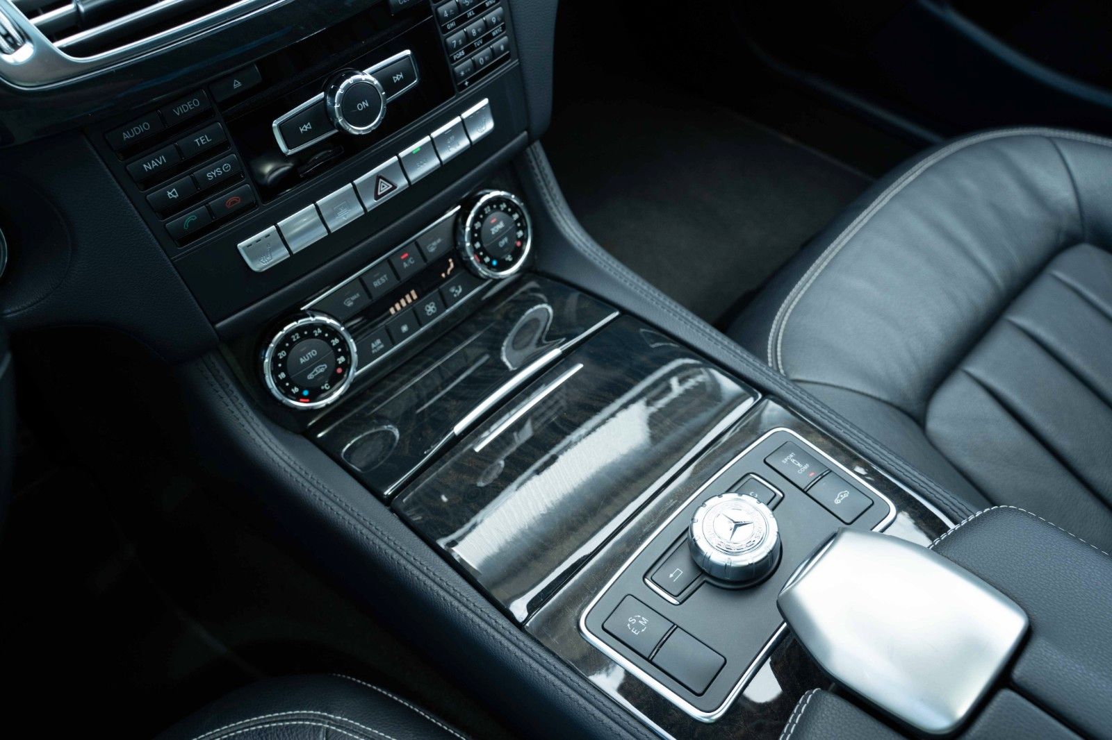 Fahrzeugabbildung Mercedes-Benz CLS 500 AMG XENON PANO LEDER MEMORY 19" TEL H&K