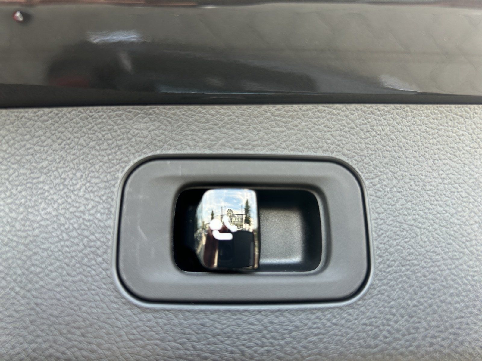 Fahrzeugabbildung Mercedes-Benz E 220 d T+AMG+PANO+SUPERSCR.+DISTR+AHK+Bel.Kühl.