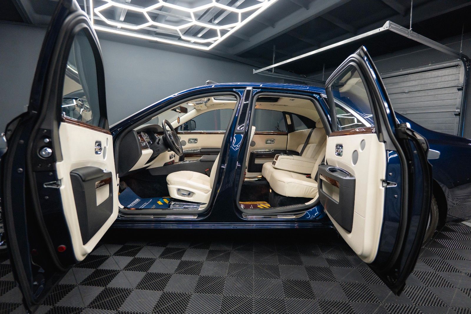 Fahrzeugabbildung Rolls-Royce Ghost V12 Full Service *Panorama*TV*360*HU*19%*