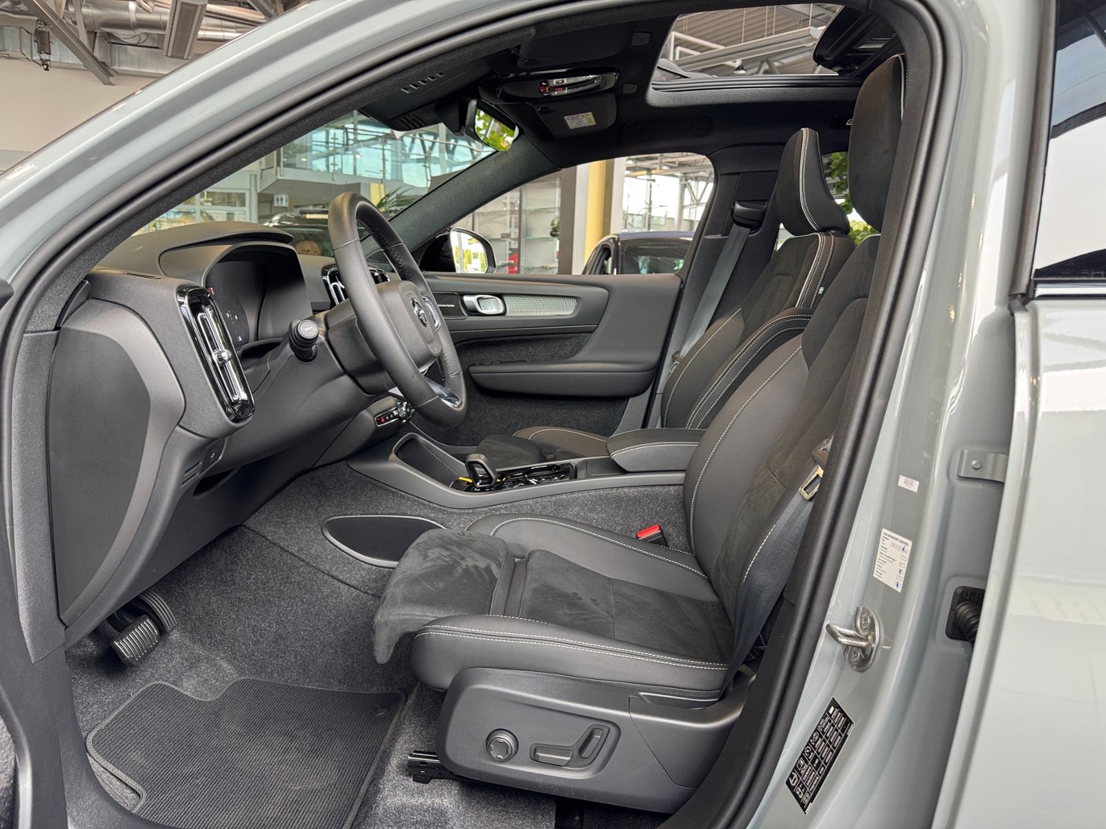 Fahrzeugabbildung Volvo XC40 Plus Dark 2WD NAVI LED AHK PANO