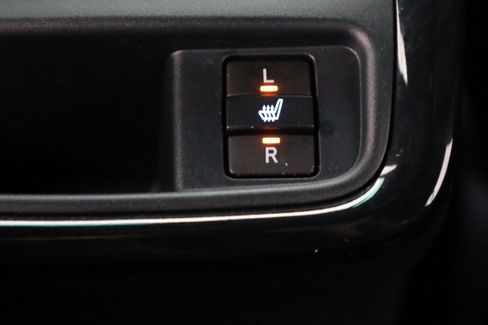 Fahrzeugabbildung Toyota Hilux 2.8 D-4D Invincible, Rollbügel, Rollo, AHK