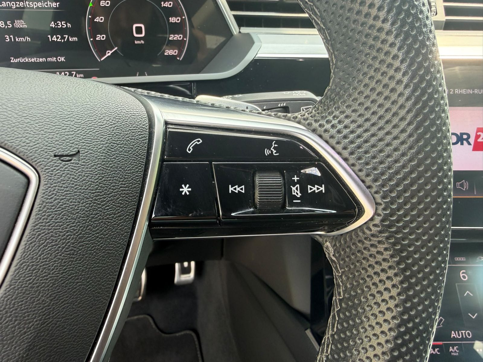 Fahrzeugabbildung Audi Q8 e-tron 55 QUAT 2X S LINE OPTIK BLACK+LUFT+AHK