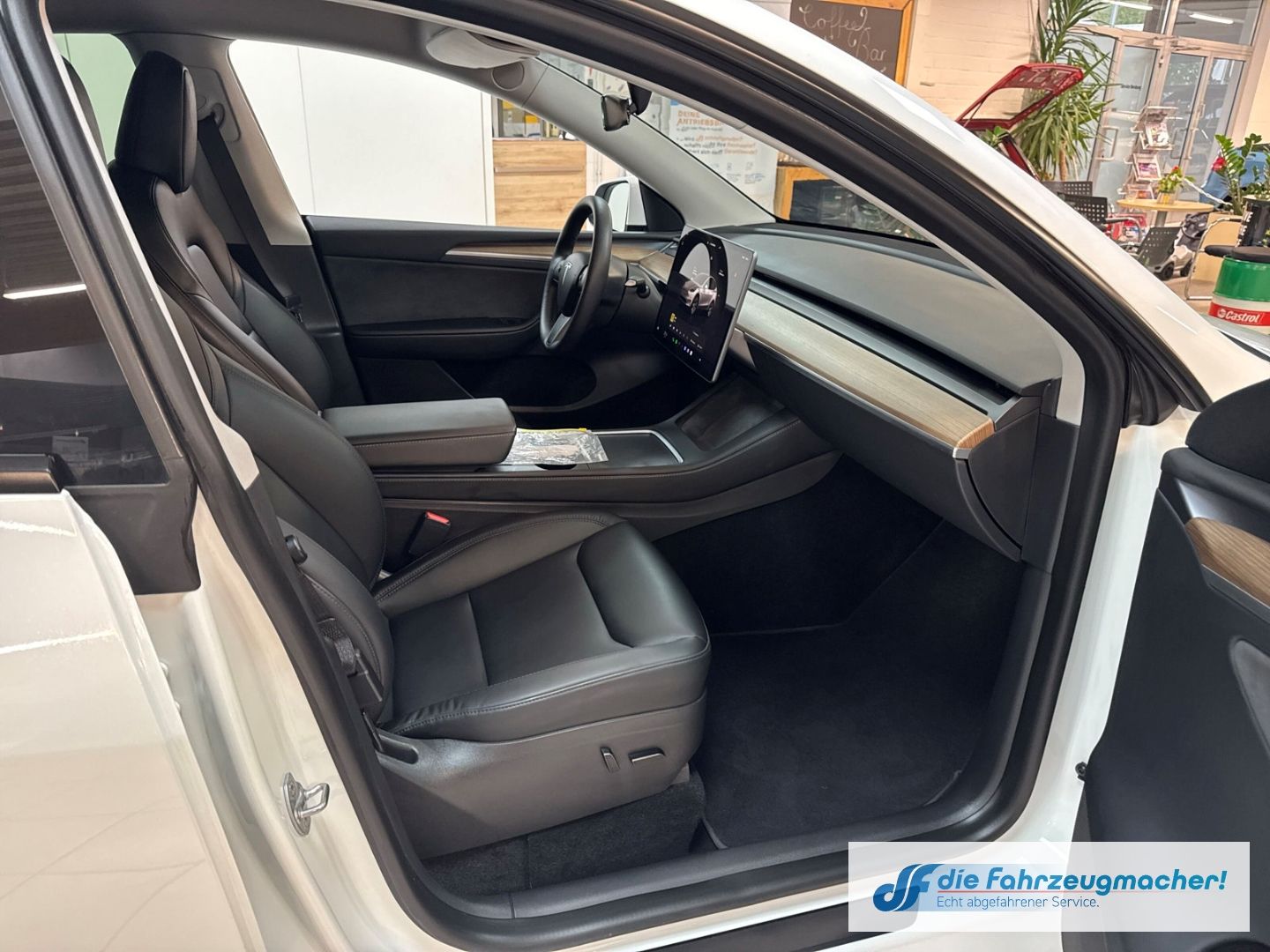 Fahrzeugabbildung Tesla Model Y Long Range Dual AWD Panorama Navi Sounds