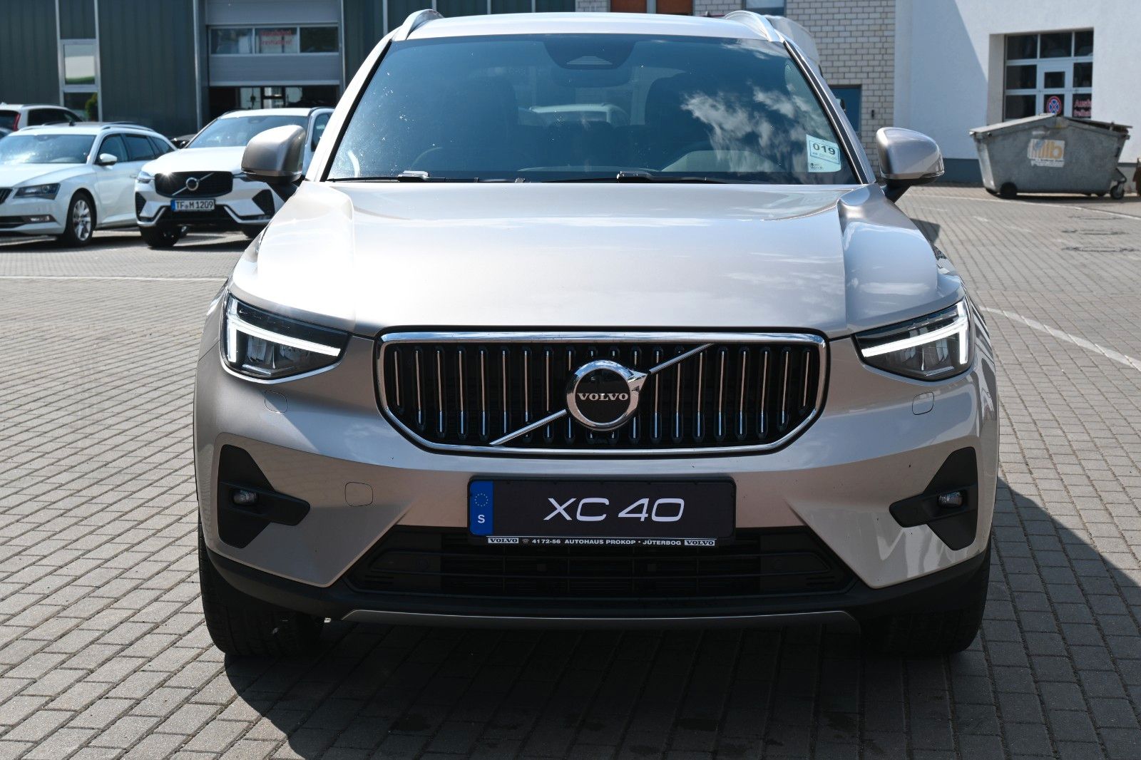 Fahrzeugabbildung Volvo XC40 B4 DKG Plus Bright*FSHZG*H&K*BLIS*ACC