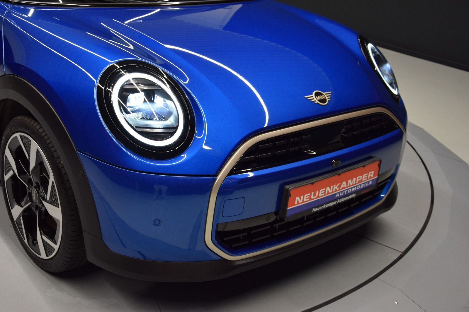 Fahrzeugabbildung MINI Cooper C Favoured Trim 5-Türen Paket-L Pano h/k