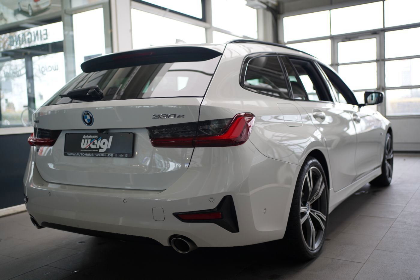 Fahrzeugabbildung BMW 330e xDri Sport Line +HeadUp+Laserlicht+Komfortz