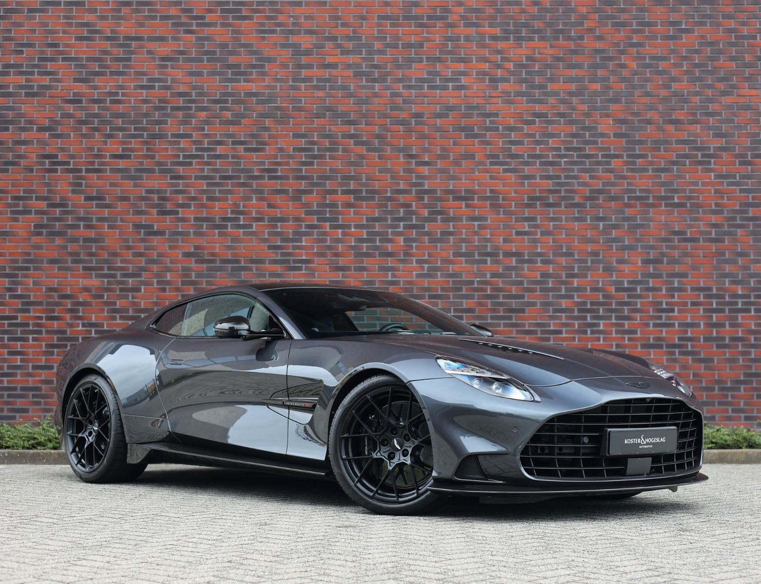 Aston Martin Vanquish 5.2 V12 | Q Epsilon Black - B&W