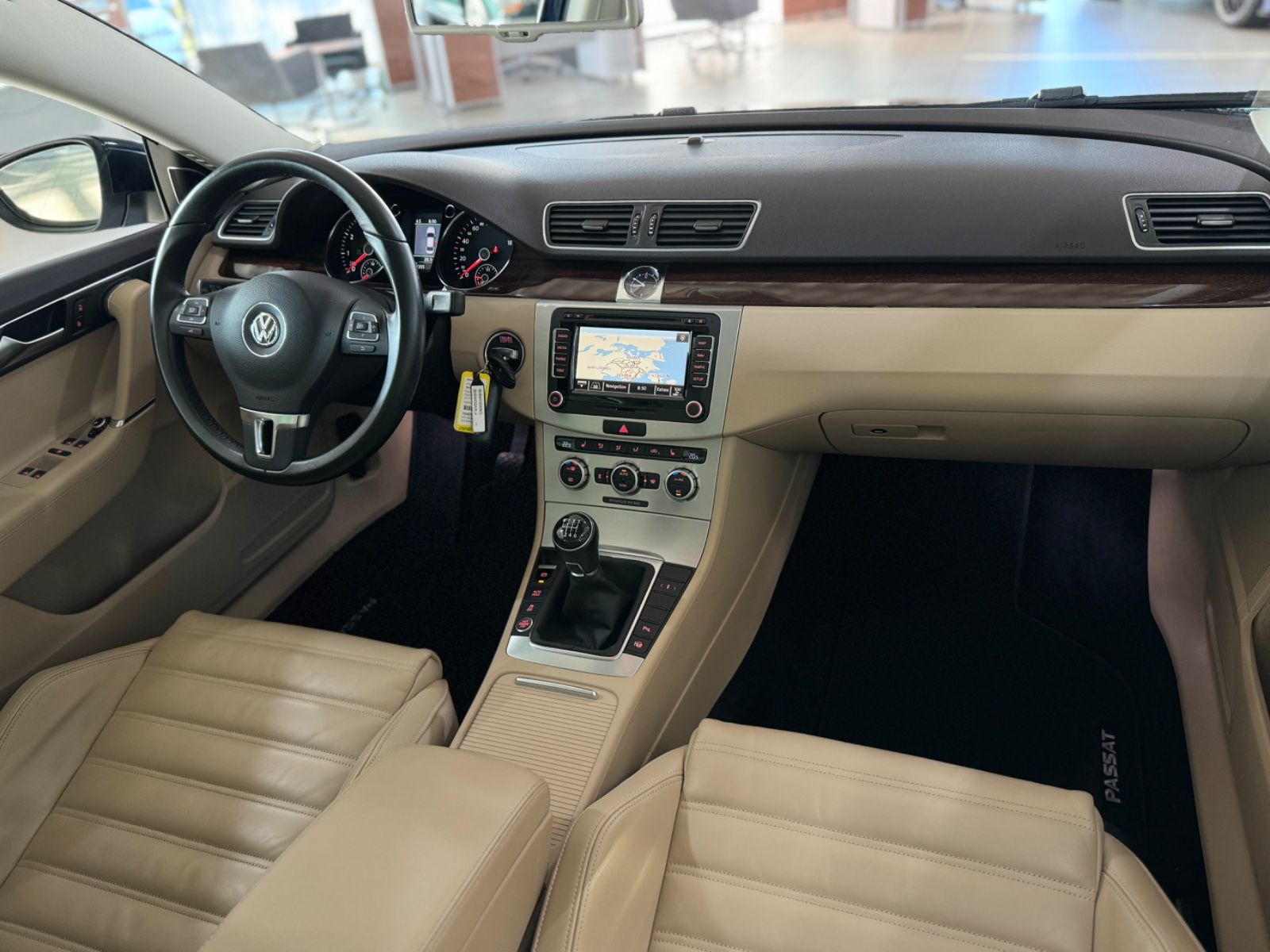 Fahrzeugabbildung Volkswagen Passat Lim.Highline Dynaudio ACC AHK 8fach