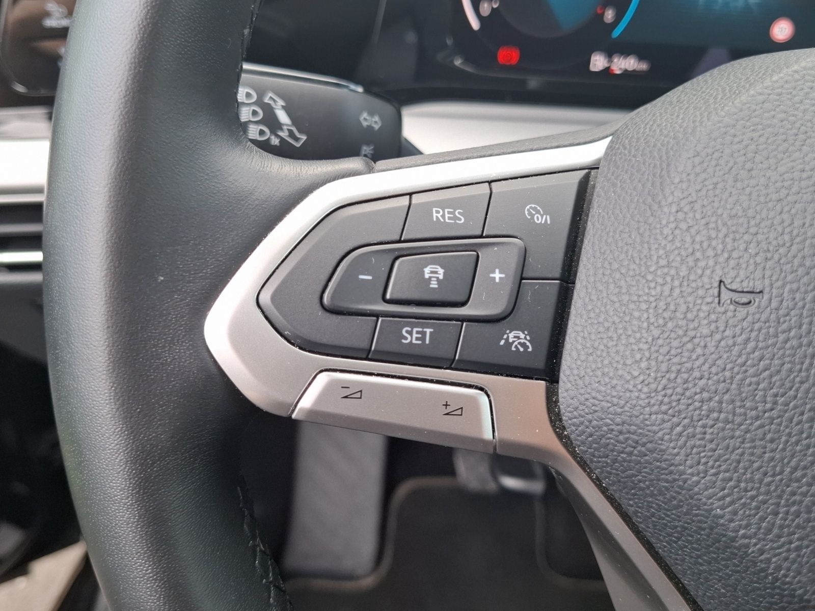 Fahrzeugabbildung Volkswagen Golf VIII TSI Life LED AHK STHZ ACC Navi Pano AI