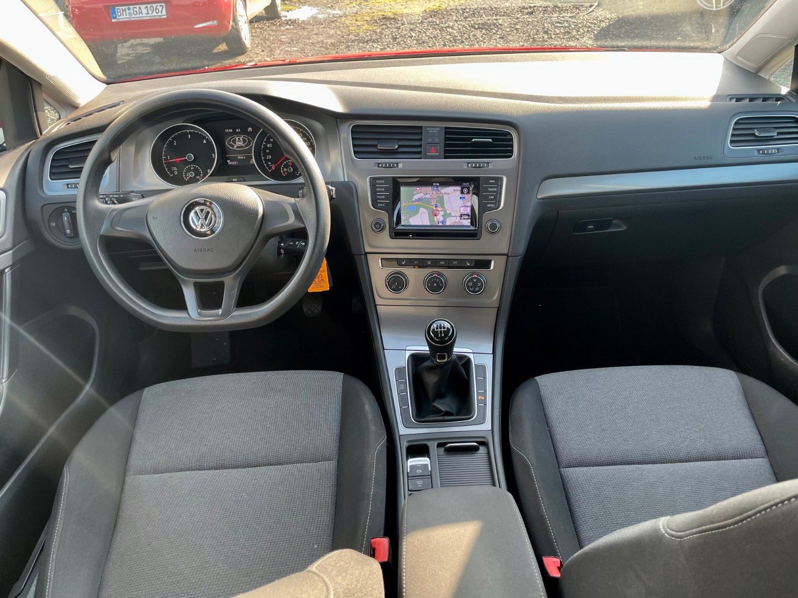 Fahrzeugabbildung Volkswagen Golf VII 1.6 TDI Trendline BMT Navi Tempomat PDC