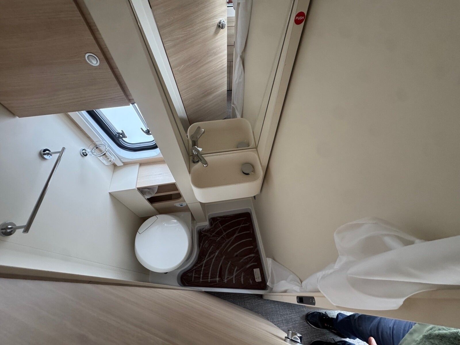 Fahrzeugabbildung Eura Mobil Van V 635 EB 180 PS, Skyroof, Automatik
