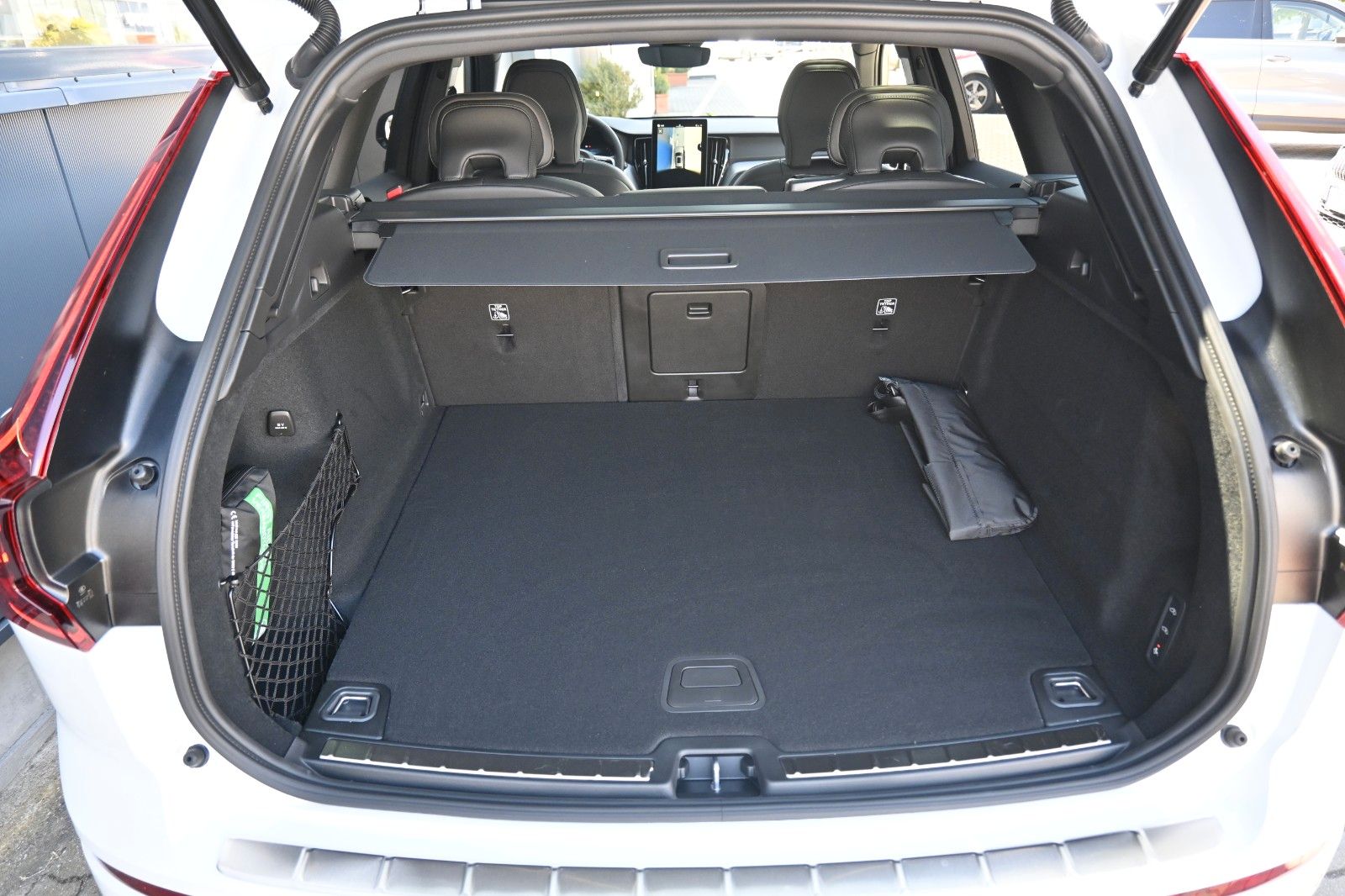 Fahrzeugabbildung Volvo XC60 B5 AWD Ultra Black Edition*LUFT*360*ACC*AHK