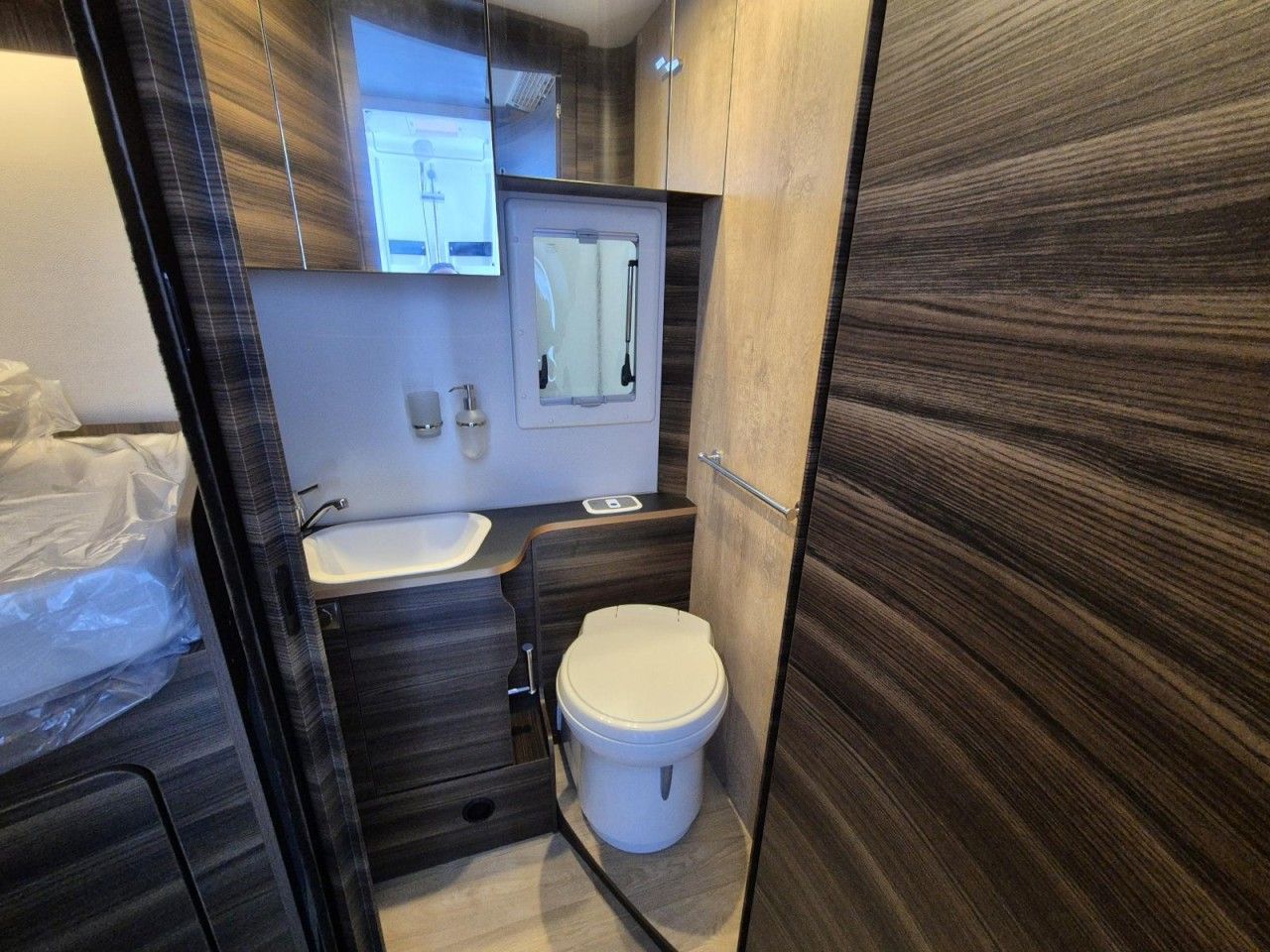 Fahrzeugabbildung Laika ECOVIP L 4009 DS Heavy Klima Radträger Face2Face