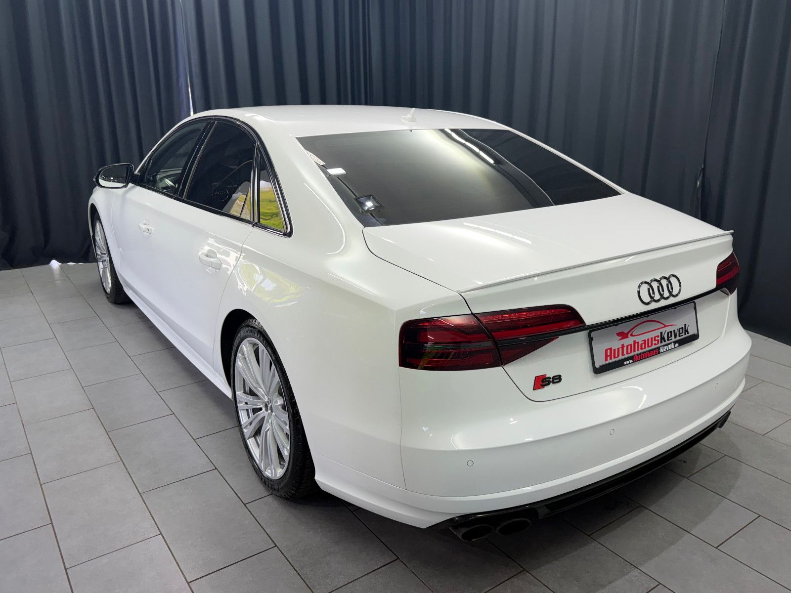 Fahrzeugabbildung Audi S8 4.0 TFSI quattro plus |KERAMIK|CARBON|MASSAGE