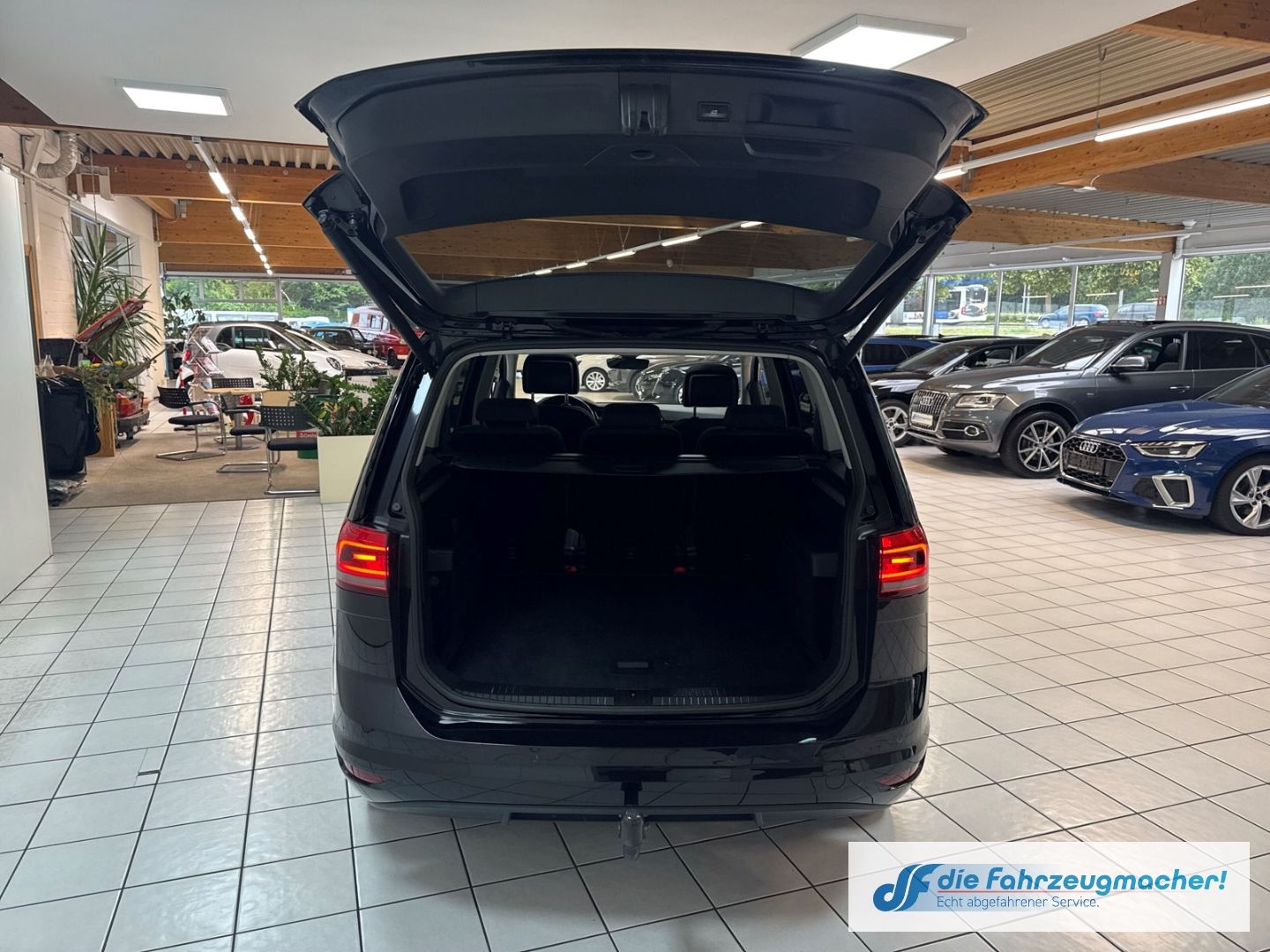 Fahrzeugabbildung Volkswagen Touran Comfortline TDi  DSGPano LED Navi Massage
