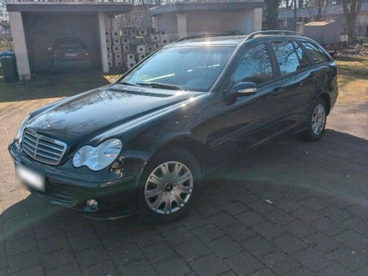 Mercedes-Benz C180 2004 — rear view