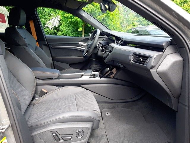 Fahrzeugabbildung Audi e-tron Sportback 55 S line black edition Matrix