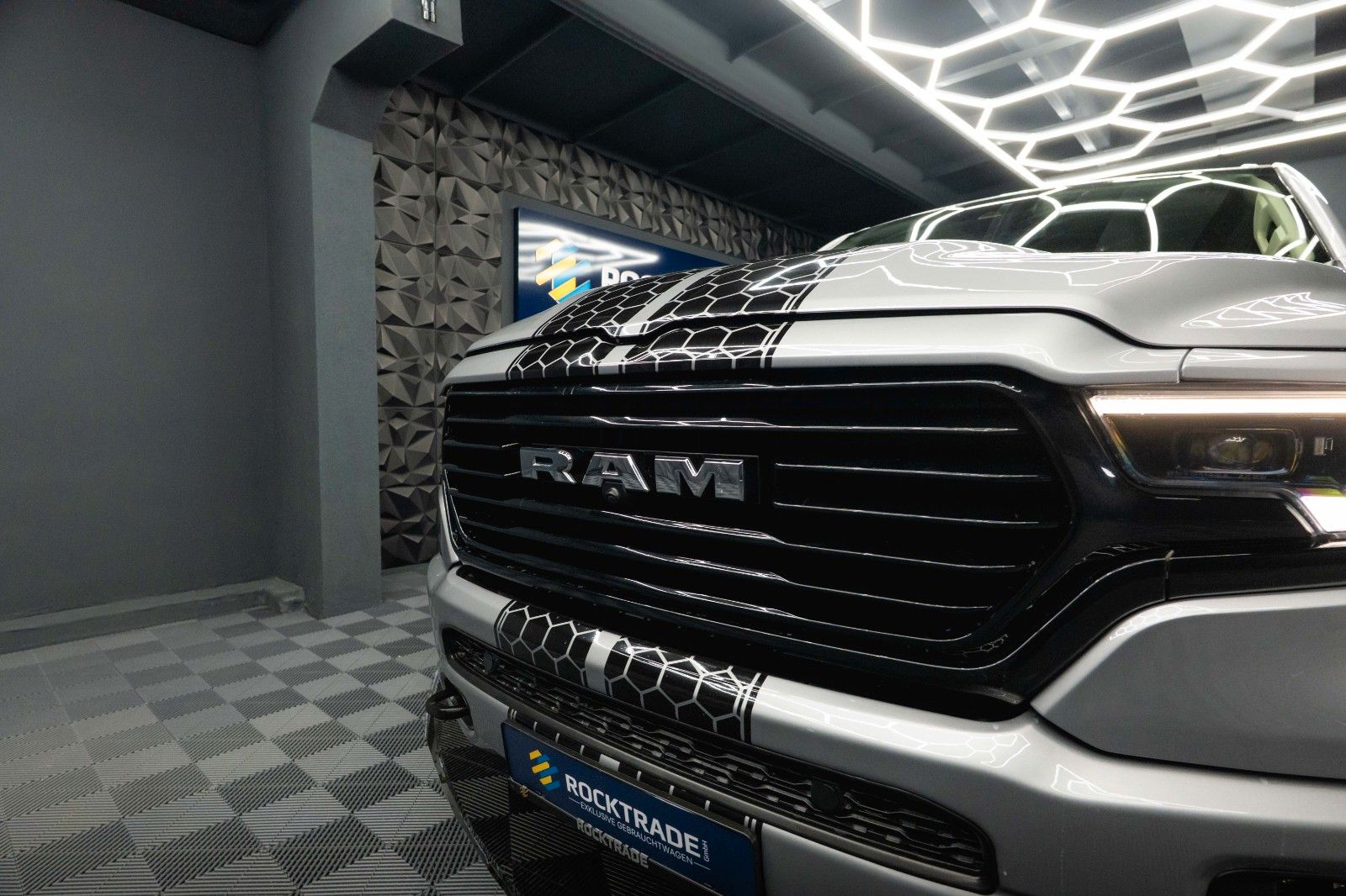 Fahrzeugabbildung Dodge RAM 5.7 V8 HEMI 4x4 Night LARAMIE LONGBED 19%