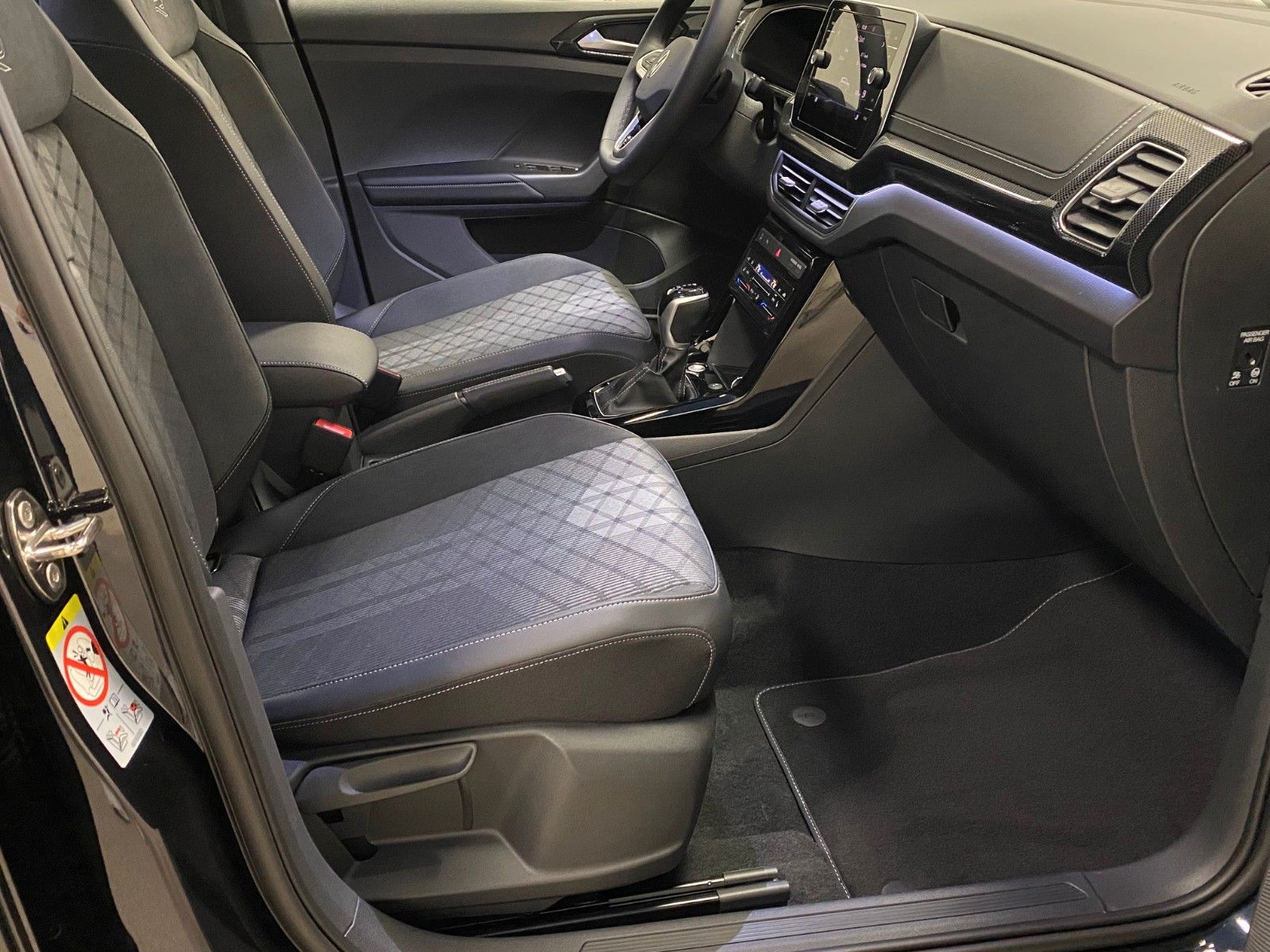 Fahrzeugabbildung Volkswagen T-Cross 1.0 TSI DSG R-Line+NAVIGATION+MATRIX+ACC
