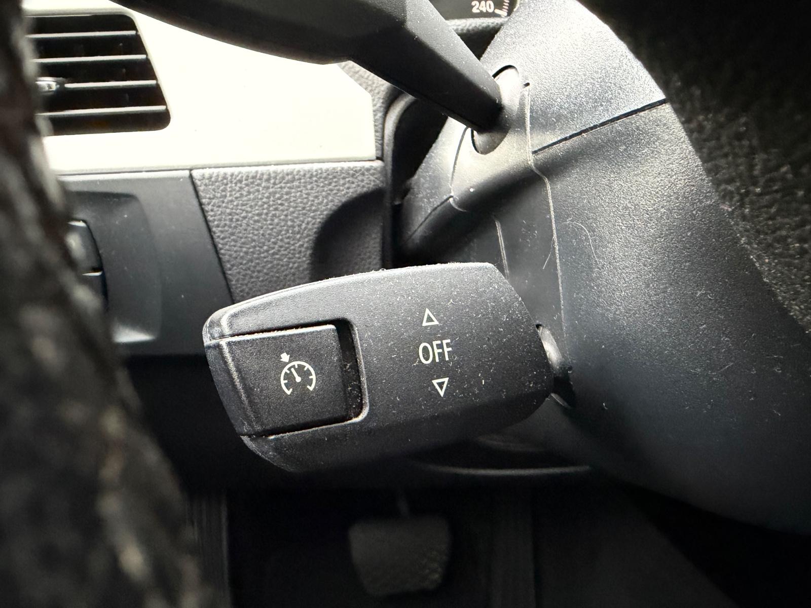 BMW 318 2011 — photo 19