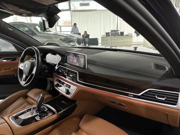 Fahrzeugabbildung BMW 750i xD SoftCl DisplKey ACC 360° HUD H/K Massage
