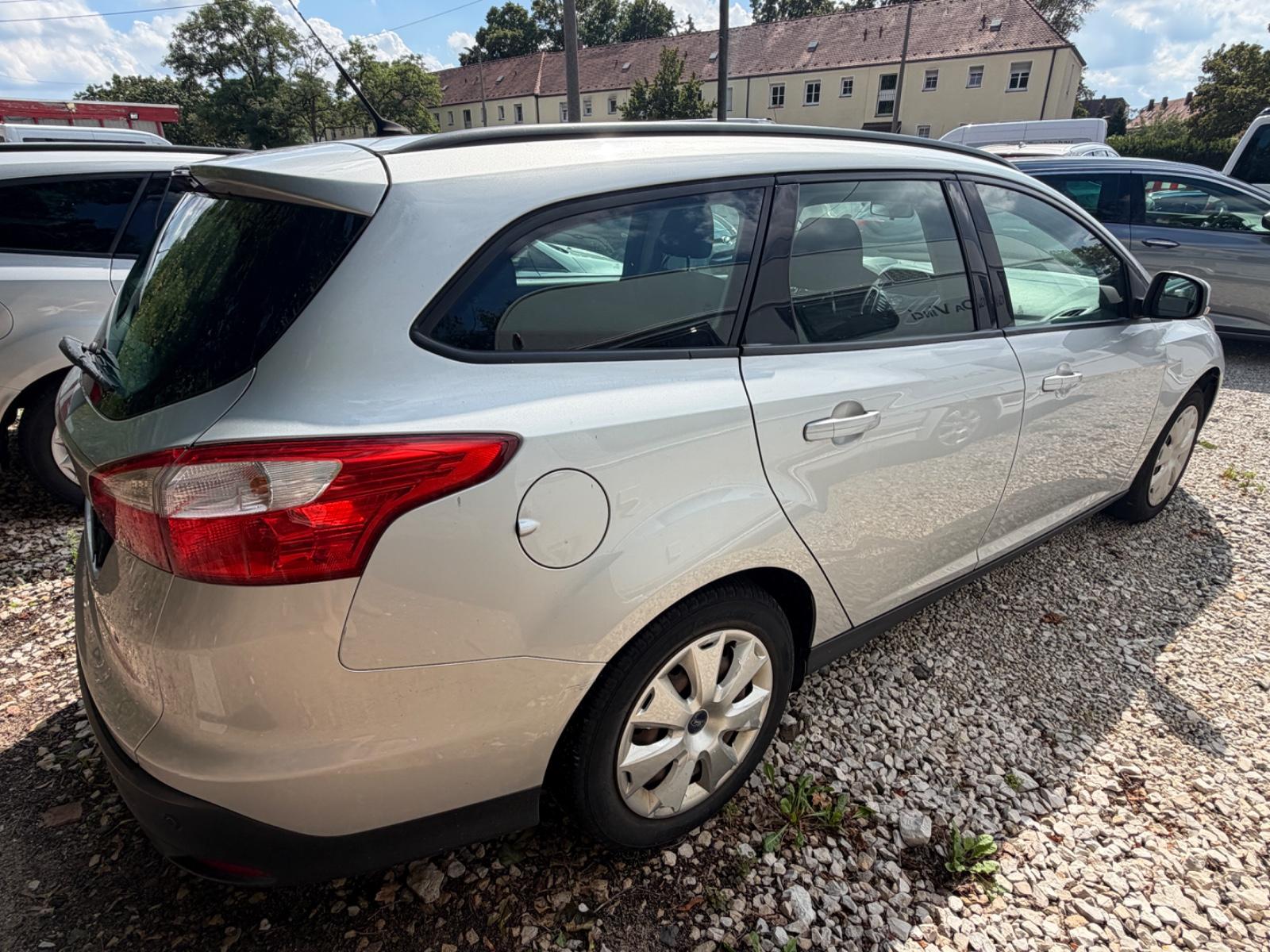 Ford Focus 2012 — interior