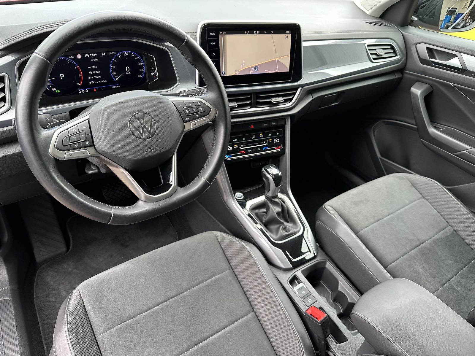Fahrzeugabbildung Volkswagen T-Roc 1.5 TSI DSG Sport NAV+LED+ACC+STANDHEIZUNG