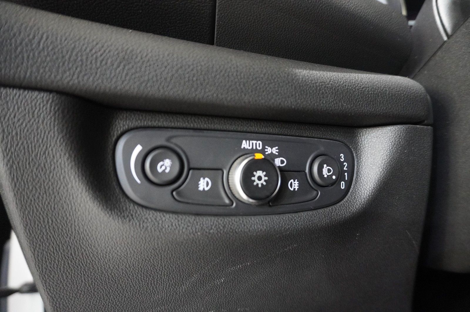 Fahrzeugabbildung Opel Insignia B ST 2.0D DYNAMIC 4X4 NAVI/LED/SHZ/AHK