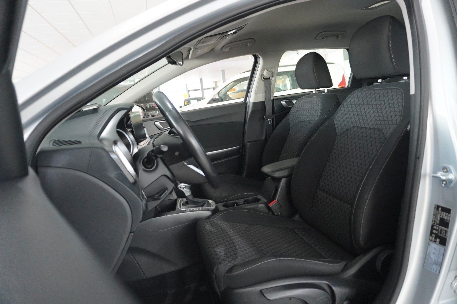Fahrzeugabbildung Kia cee'd SW 1.6 CRDI 7-DCT DYNAMIC NAVI/LED/KAMERA