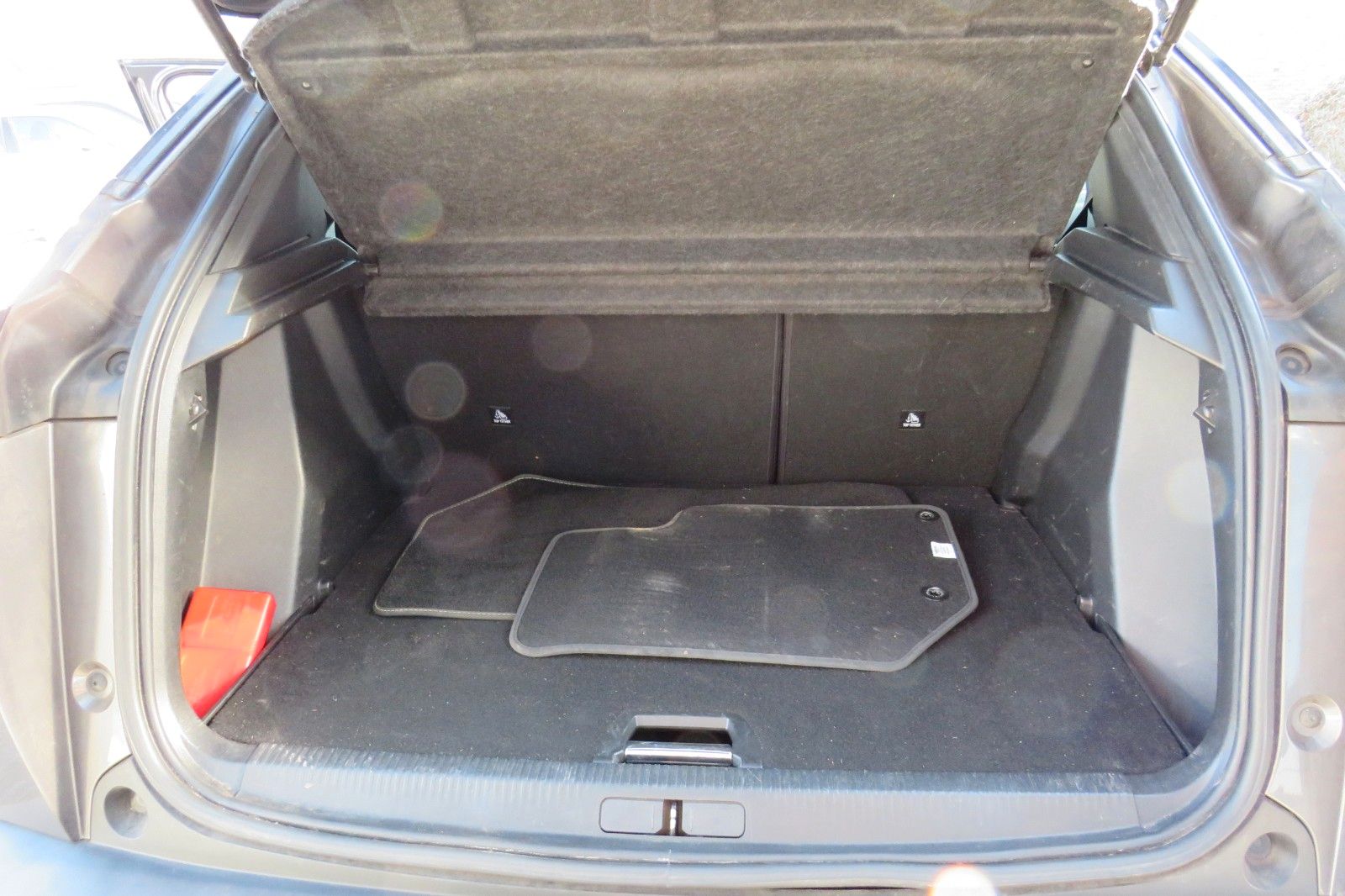 Fahrzeugabbildung Peugeot 2008 GT 8-AUTOMATIK GRA NAVI PDC 1.HAND