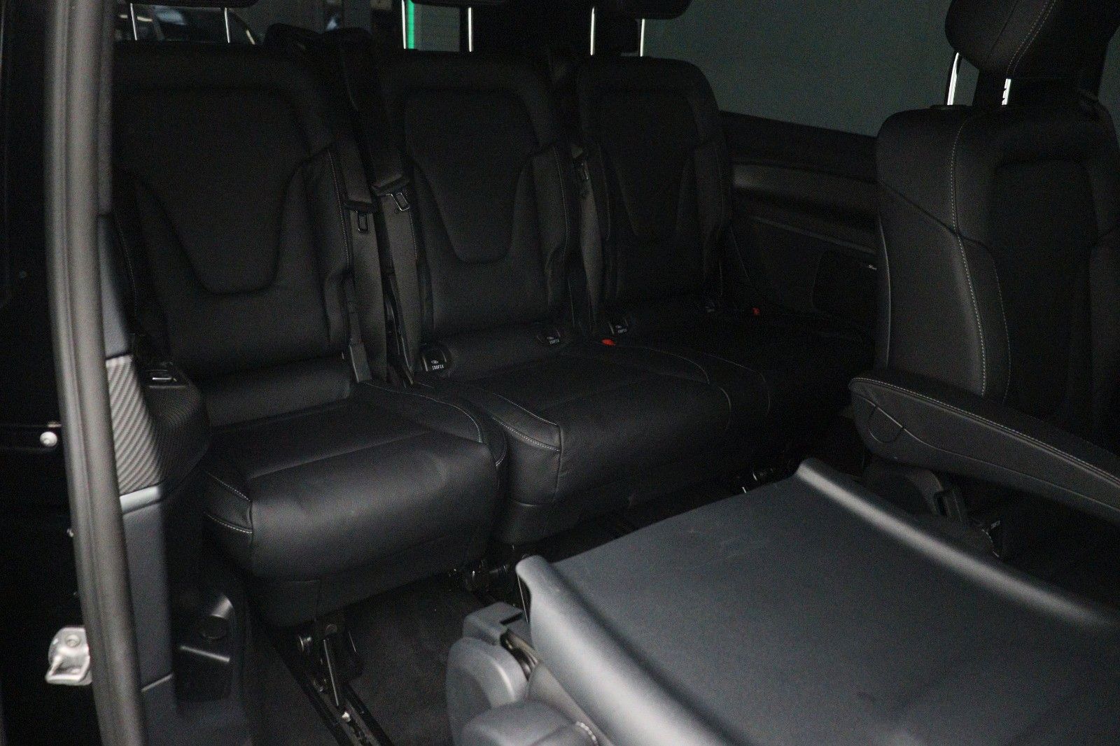 Fahrzeugabbildung Mercedes-Benz V 300d Avantgarde AMG 4Matic e.lang Hundebox