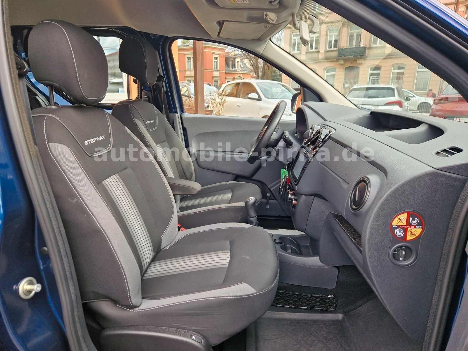 Dokker Stepway Celebration TCe 115 NAVI/SHZ/AHK