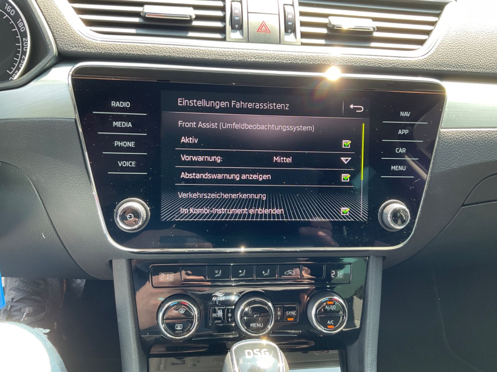 Fahrzeugabbildung SKODA Superb Kombi 2.0 TDI DSG AMBITION,Navi,Kamera