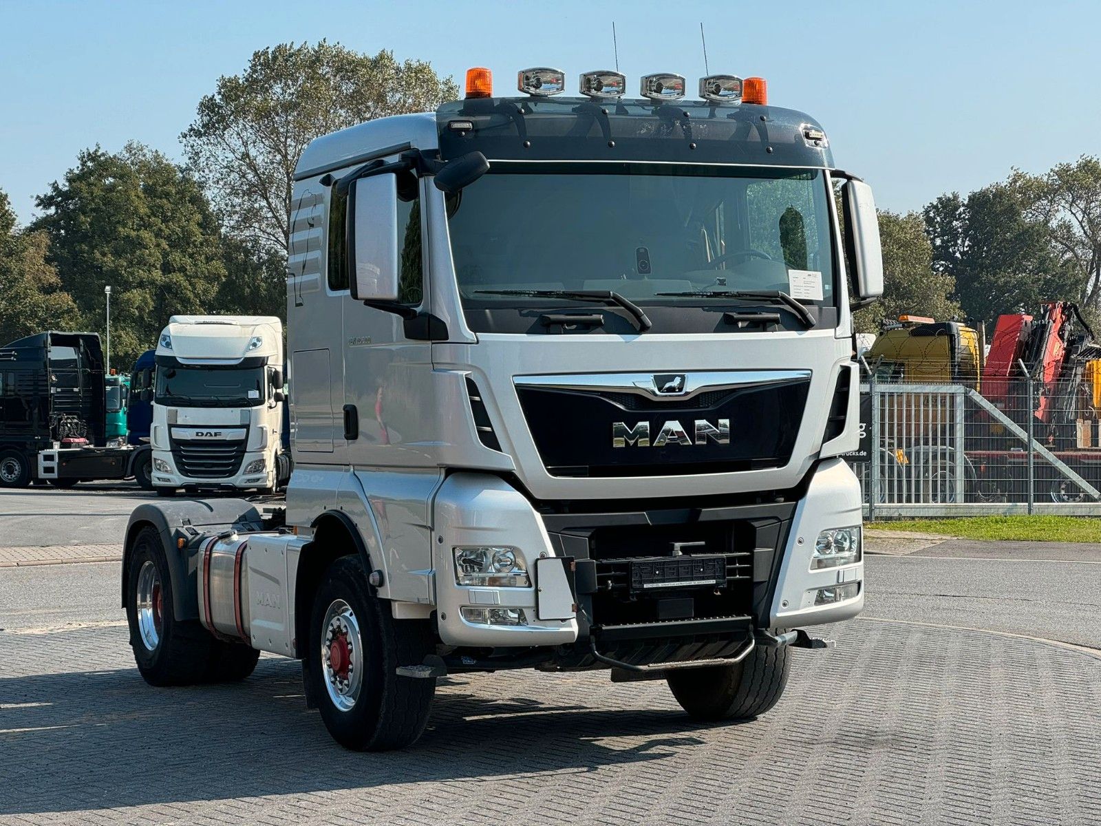 Fahrzeugabbildung MAN TGX 18.500 4x4H BLS mit 2 Kreis Hydraulik