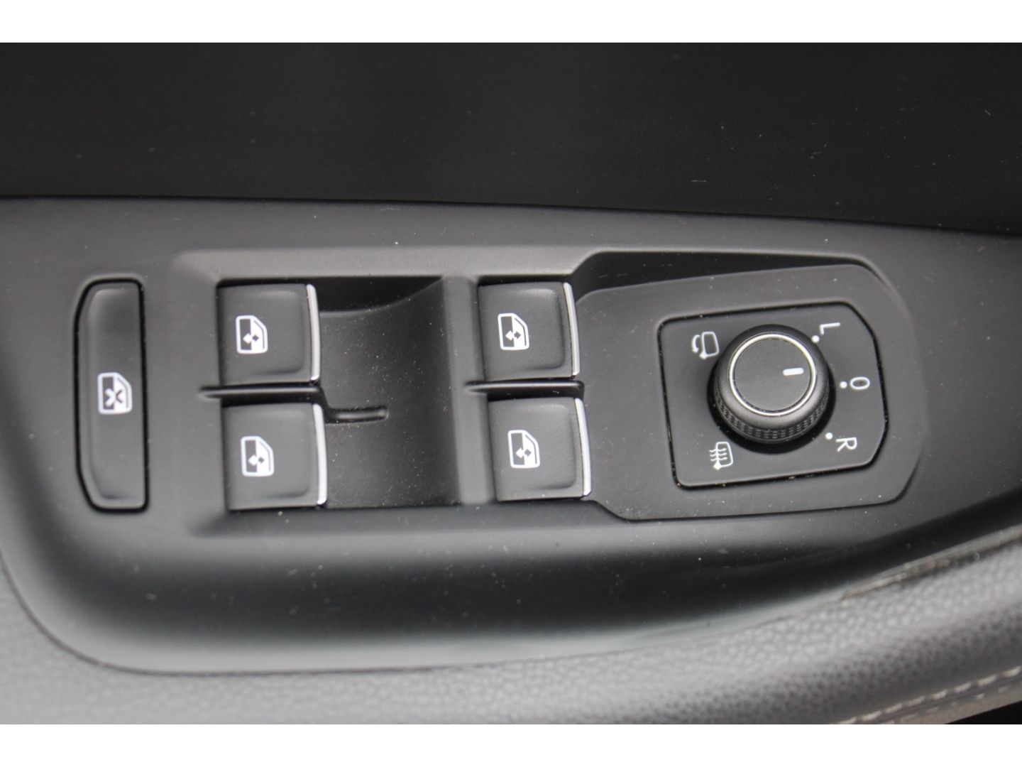 Fahrzeugabbildung Volkswagen Passat Variant Highline R-Line LED ACC StHZg Led