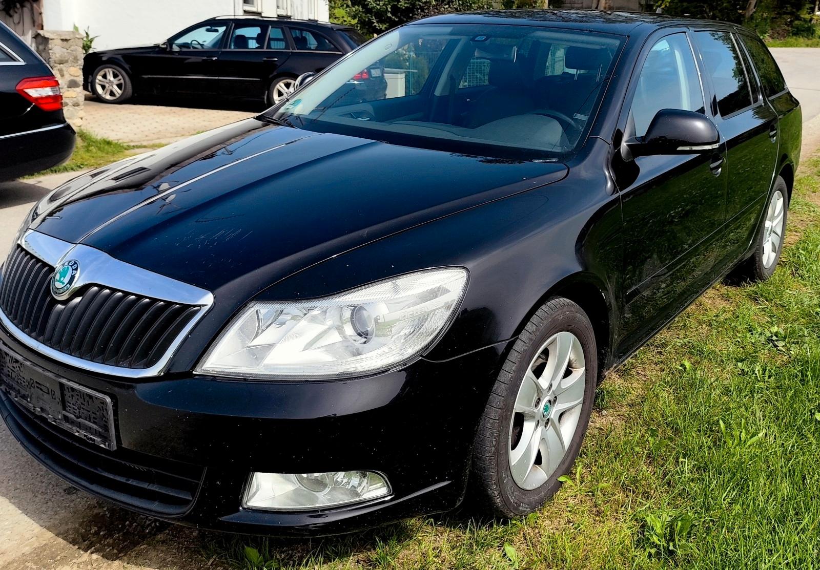 Skoda Octavia 2012 — rear view