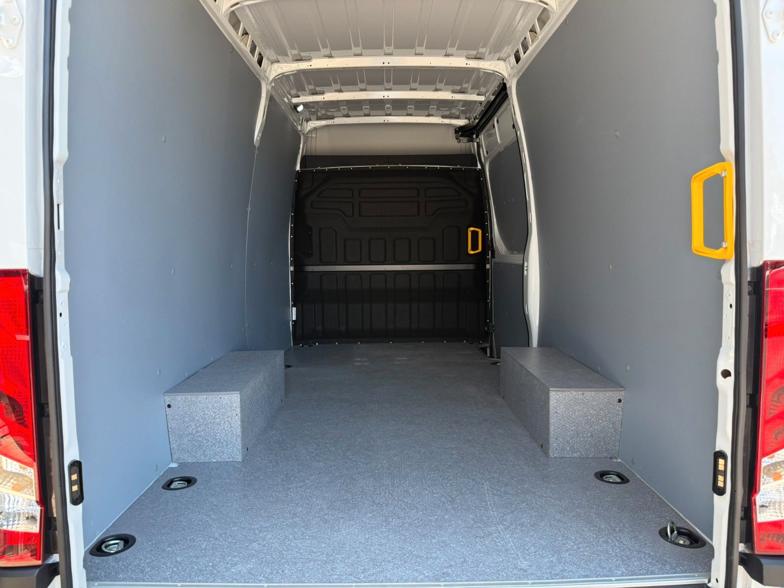 Fahrzeugabbildung Iveco Daily 35S18HA8 V Kastenwagen *R 3.520*AHK*