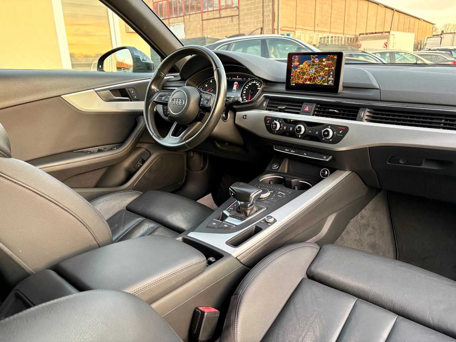 Fahrzeugabbildung Audi A4 Avant 2.0 TDI sport Navi Leder Xenon S-LINE