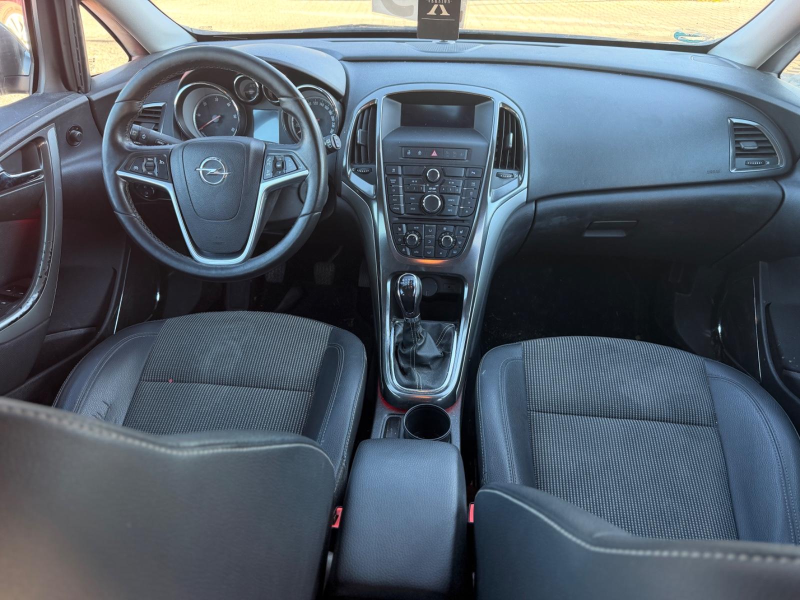 Opel Astra 2011 — photo 13