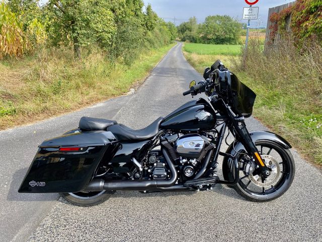 Harley-Davidson Street Glide FLHXS, all black, Navi, CVO Heck,..