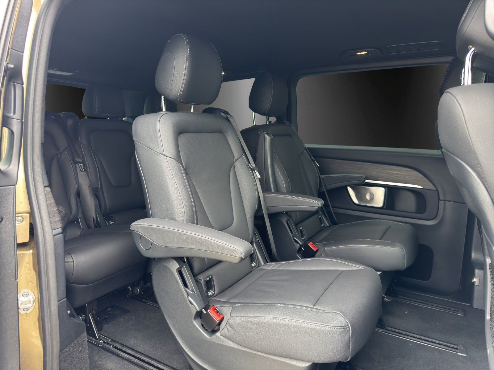 Fahrzeugabbildung Mercedes-Benz V300 L Avantg DISTRO Sitzklima 7-Sitze DWA Night