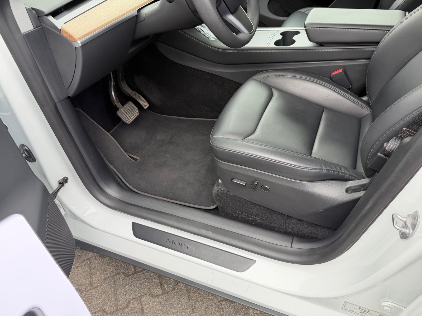 Fahrzeugabbildung Tesla Model Y LR Dual AWD PANO+STDHZ+NAVI+LED+ACC+19"+