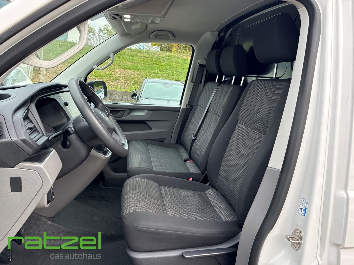 Fahrzeugabbildung Volkswagen T6.1 Transporter Kasten KR 2.0 TDI AHK Navi Kame