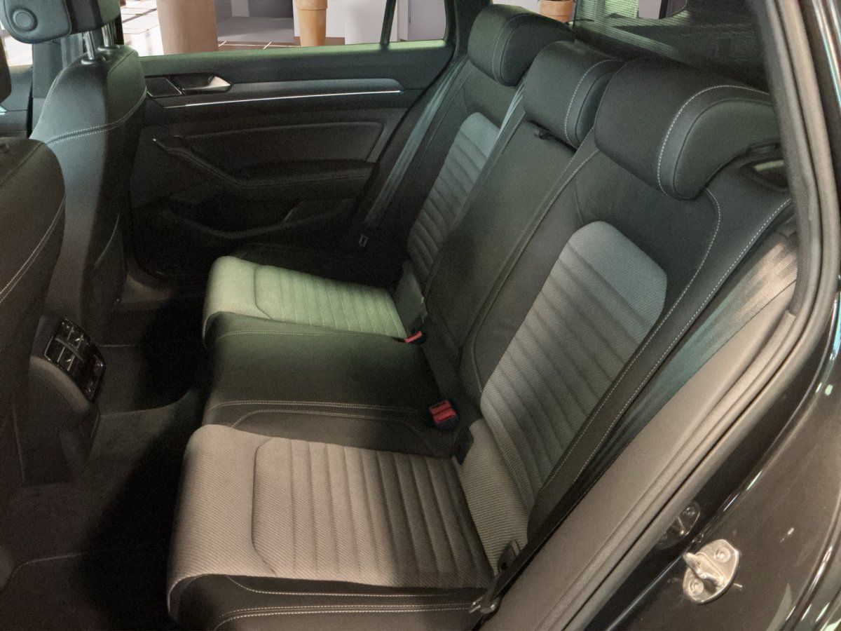 Fahrzeugabbildung Volkswagen Passat Variant Comfortline R-Line 1.4 TSI Navi