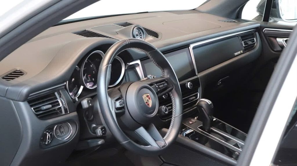 PORSCHE Macan 2023