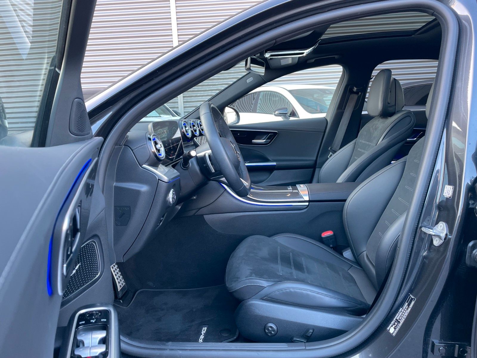 Fahrzeugabbildung Mercedes-Benz C 200 4M AMG Pano+AHK+360°+Digital+Ambiente