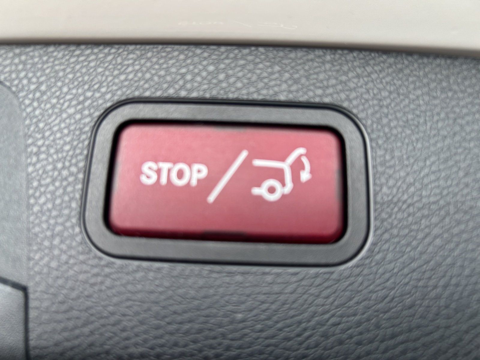 Fahrzeugabbildung Mercedes-Benz E 300e T Avantg AHK Busin DISTRO HighEndMBUX HUD