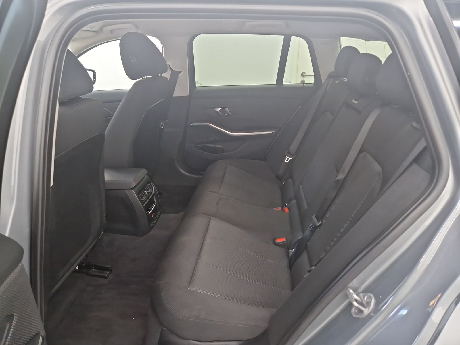 BMW 318 i Touring Navi LED SHZ Allwetter – Bild 9