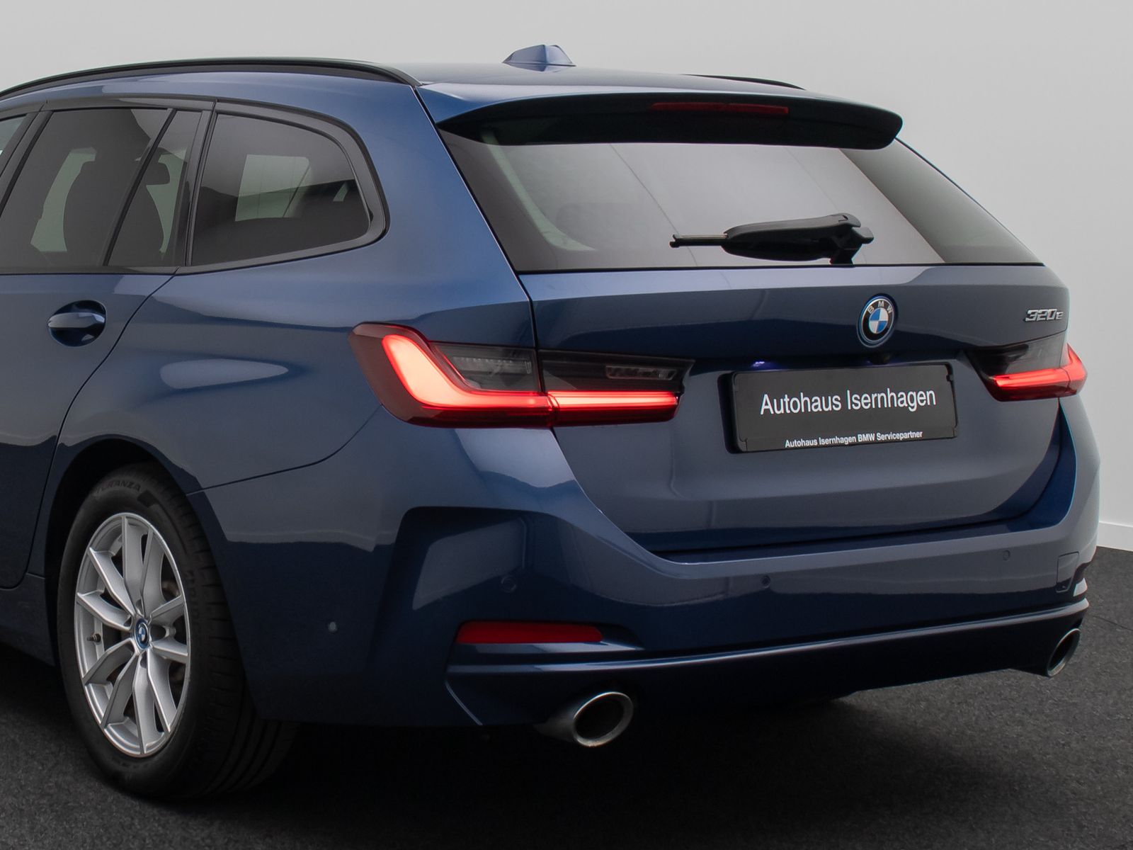 Fahrzeugabbildung BMW 320e HUD Alarm DAB Kamera GeschwindigReg Widscre